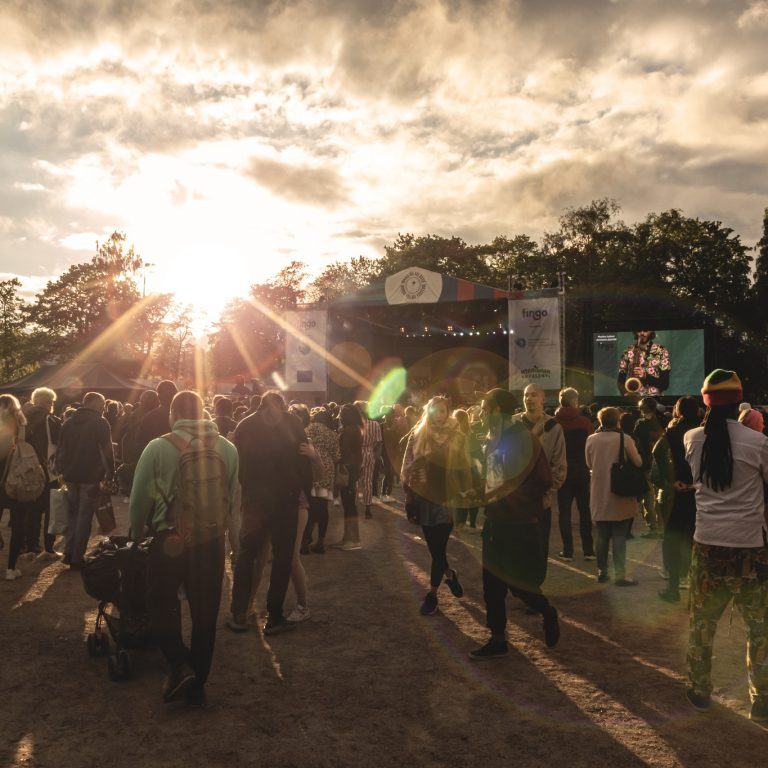 Kuva: Maailma kylässä -festivaalin päälava ja yleisöä auringonlaskussa.