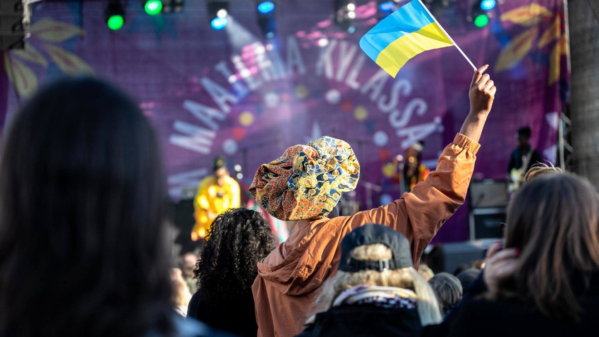 People at the concert of Les Amazones d'Afrique.