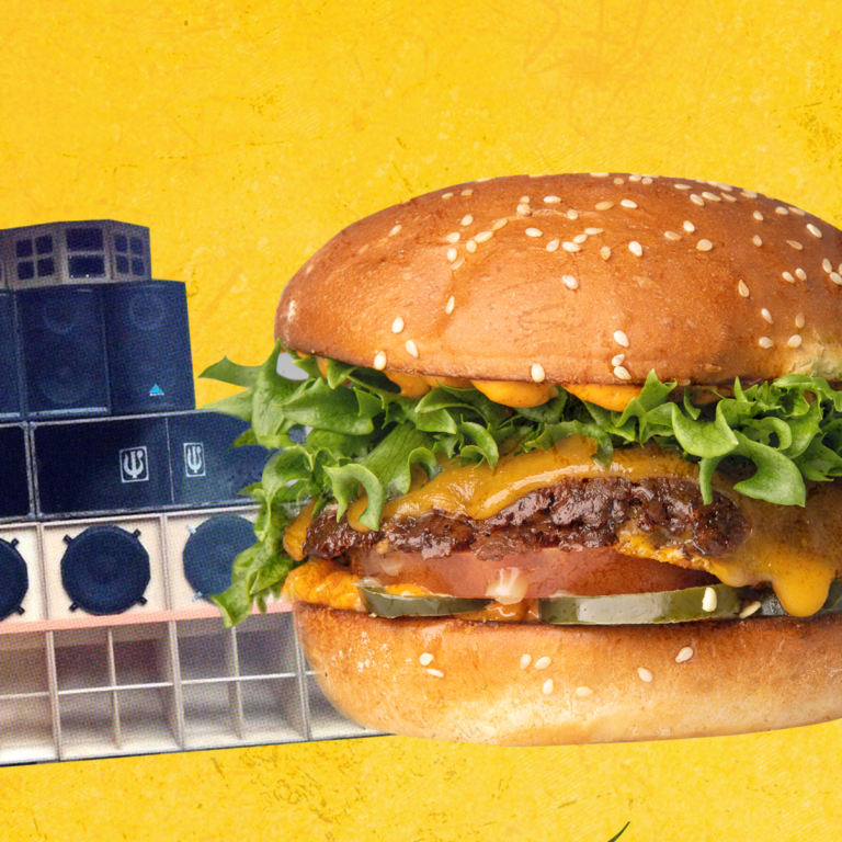 Kuvassa kaiuttimet ja burgeri keltaisella taustalla