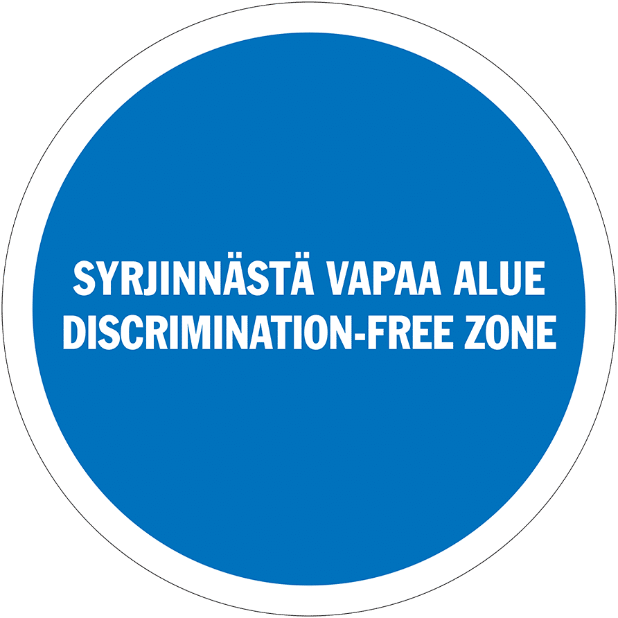 Syrjinnän vastaisen alueen logo. Logo on sininen taustaltaan ja muodoltaan ympyrä. Logossa lukee valkoisella tekstillä Syrjinnästä vapaa alue discrimintion free zone.