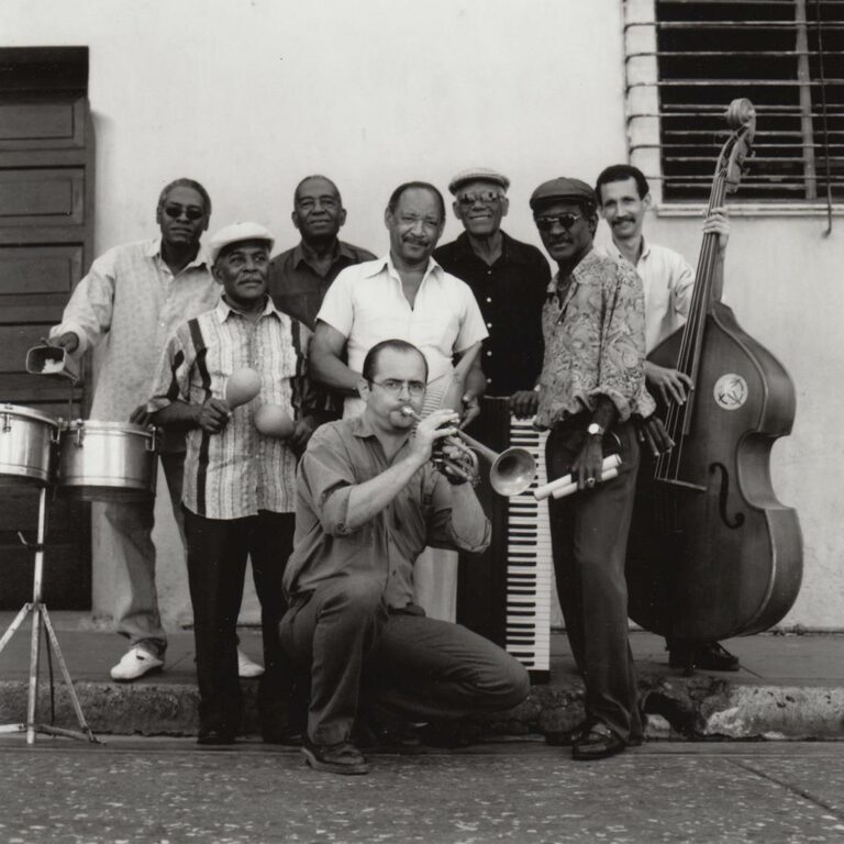 Mustavalkoinen kuva, jossa kuubalaisia muusikoita.