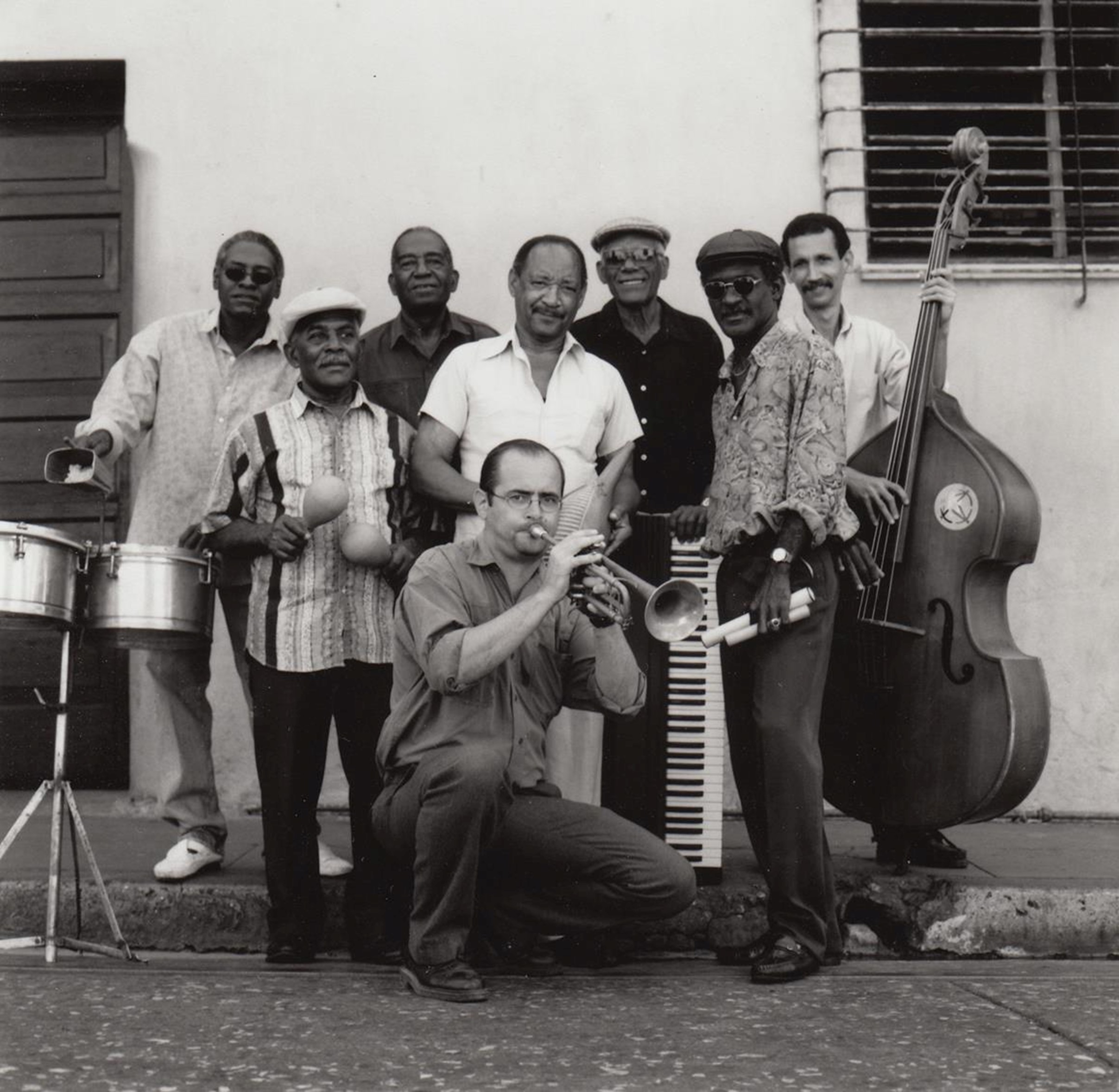Mustavalkoinen kuva, jossa kuubalaisia muusikoita.