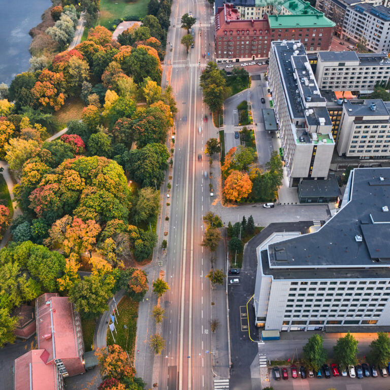 Ilmakuva Helsingin Mannerheimintielle, jossa on paljon keltaisia puita.