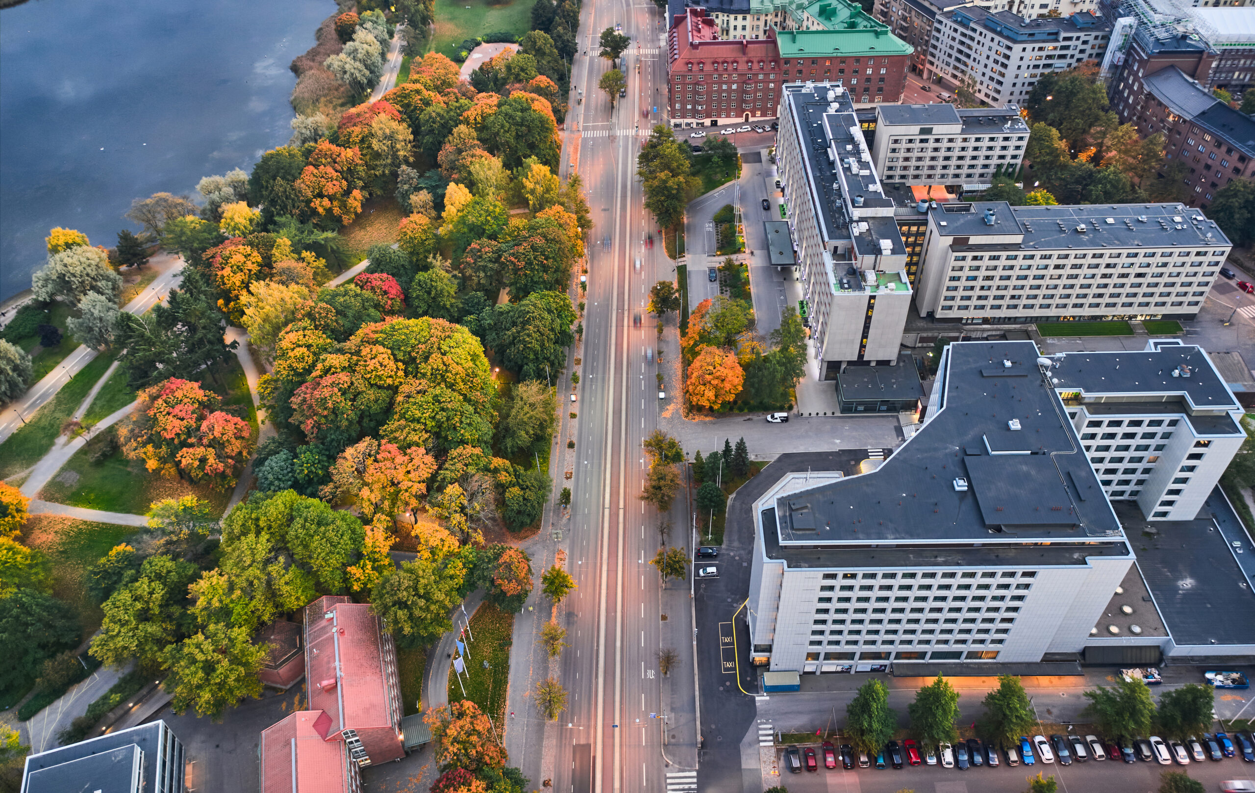 Ilmakuva Helsingin Mannerheimintielle, jossa on paljon keltaisia puita.