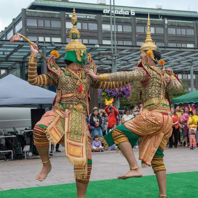 Kaksi thai-tanssijaa.