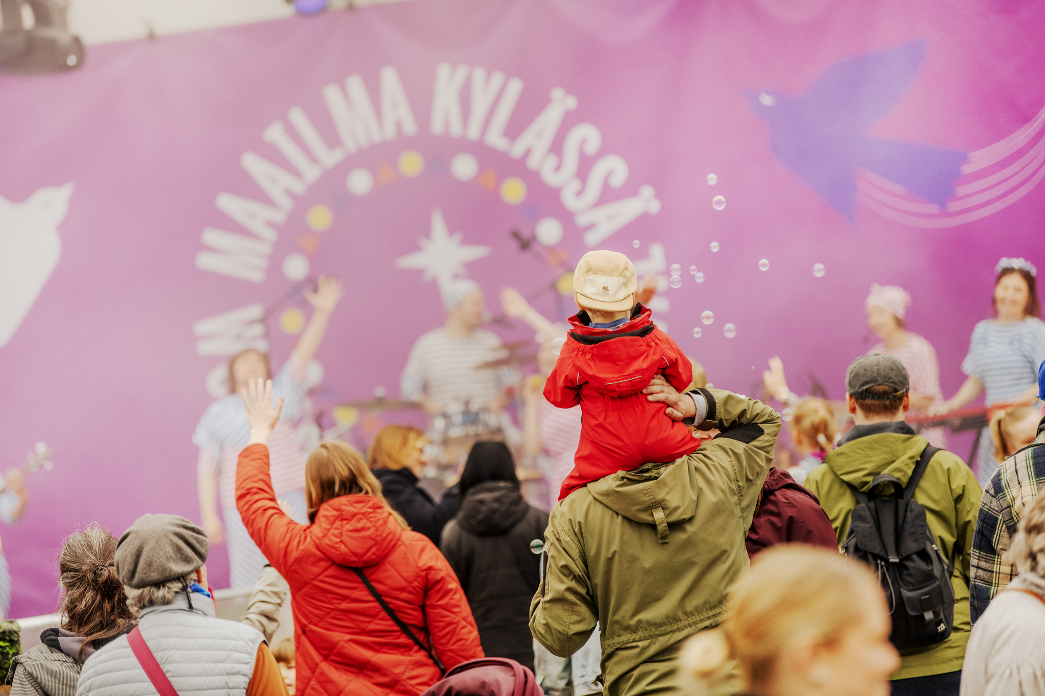Festariyleisöä Musiikkilavan edessä.