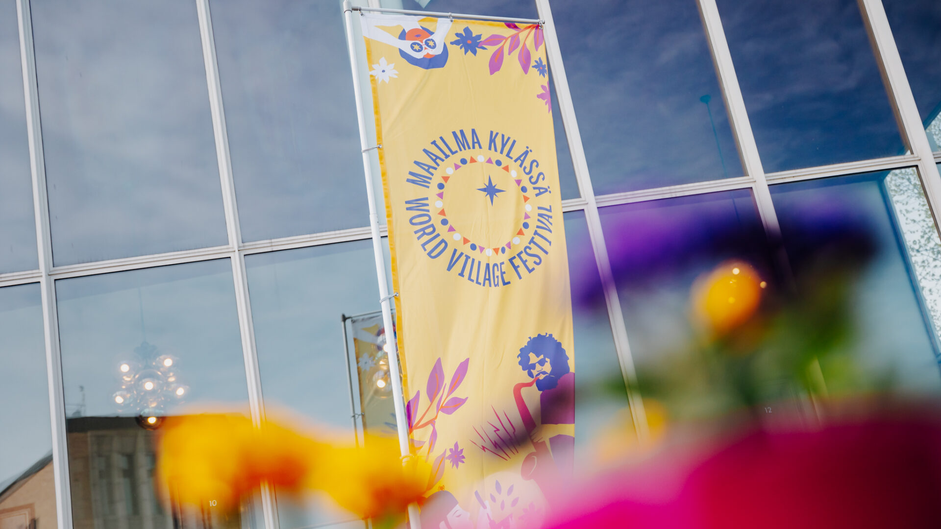 Maailma kylässä -festivaalin lippu.