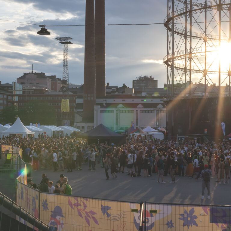 Suvilahti auringonlaskussa.