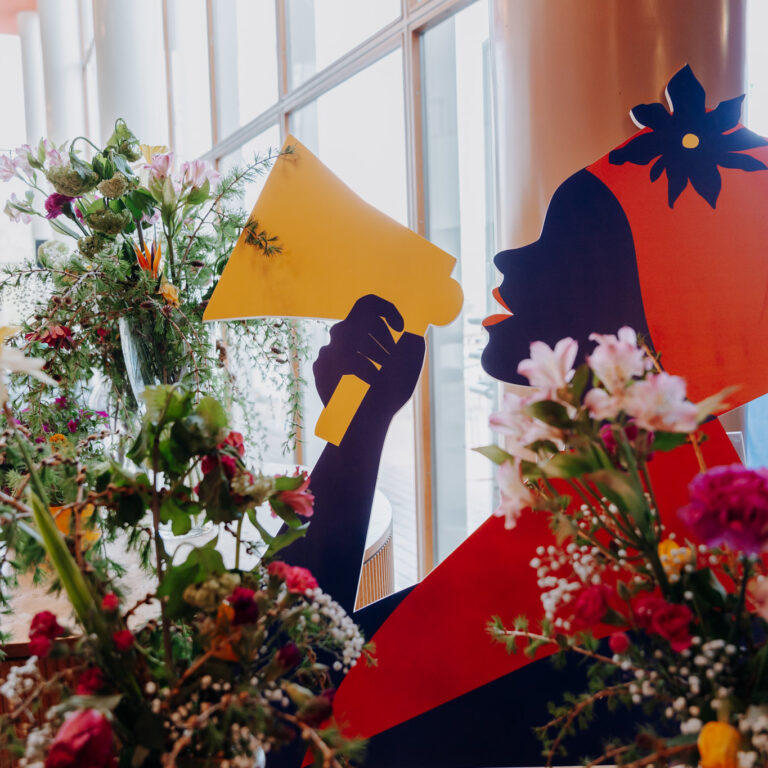 Festivaalin somistuksia ja kukka-asetelma.