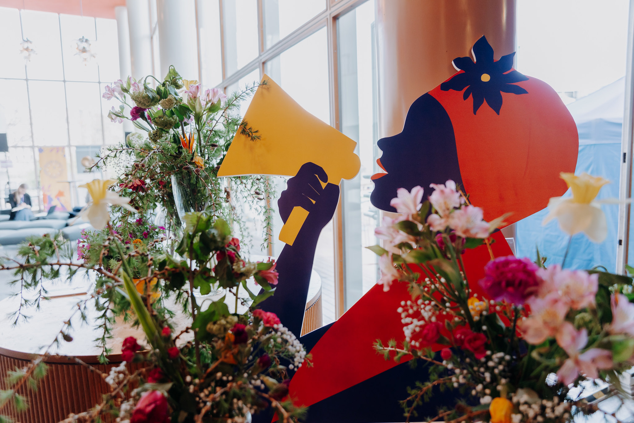 Festivaalin somistuksia ja kukka-asetelma.