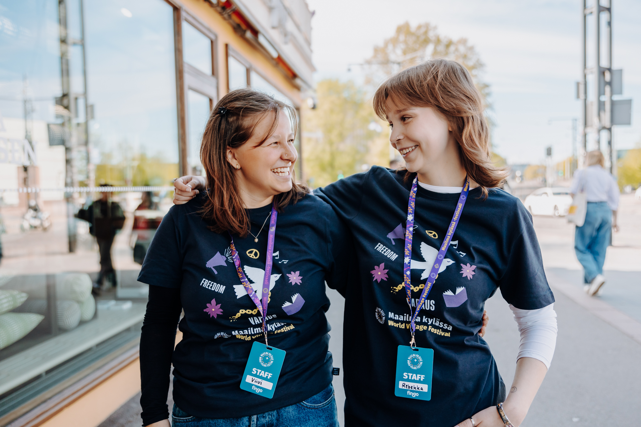Kaksi festivaalin vapaaehtoista juttelee keskenään.